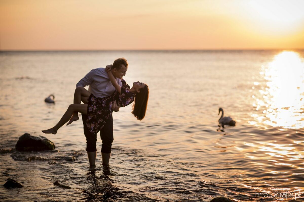 Sesja narzeczeńska o wschodzie słońca na plaży w Orłowie – Gdynia – Dominika i Michał
