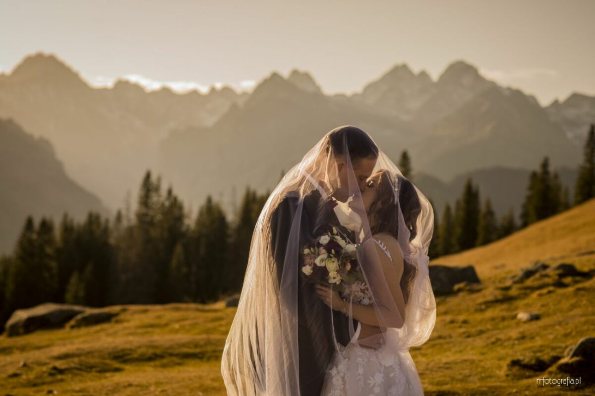 Górska sesja ślubna o wschodzie słońca na Rusinowej Polanie w Tatrach  – Aleksandra i Patryk