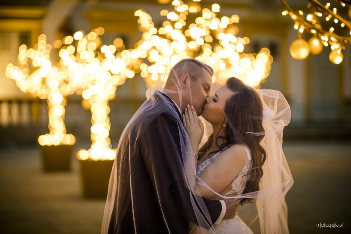 Klimatyczna sesja ślubna w świątecznym Ogrodzie Światła w Wilanowie – Karolina i Mateusz