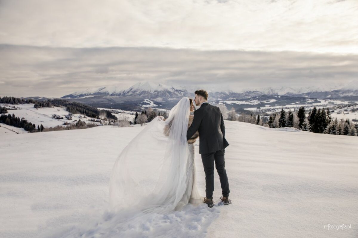 Romantyczna zimowa sesja w górach z widokiem na Tatry – Katarzyna i Piotr