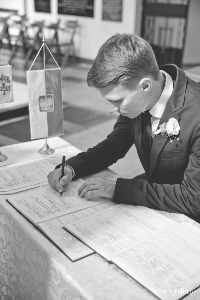 fotografia ślubu - podpisywanie dokumentów