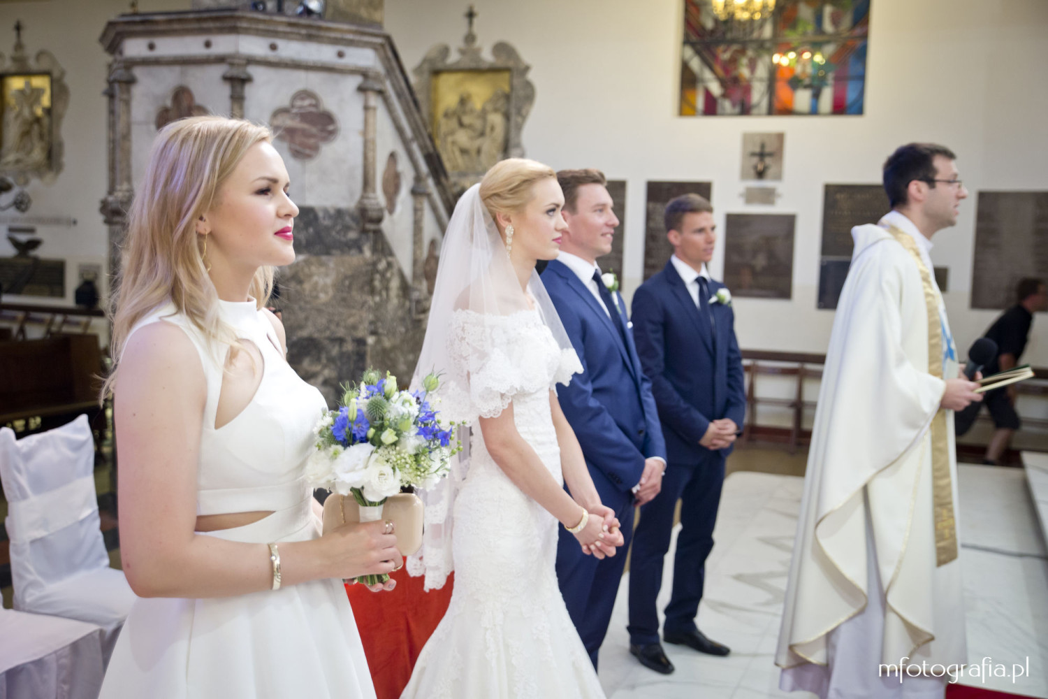 zdjęcie ślubne Państwa Młodych w kościele w Warszawie