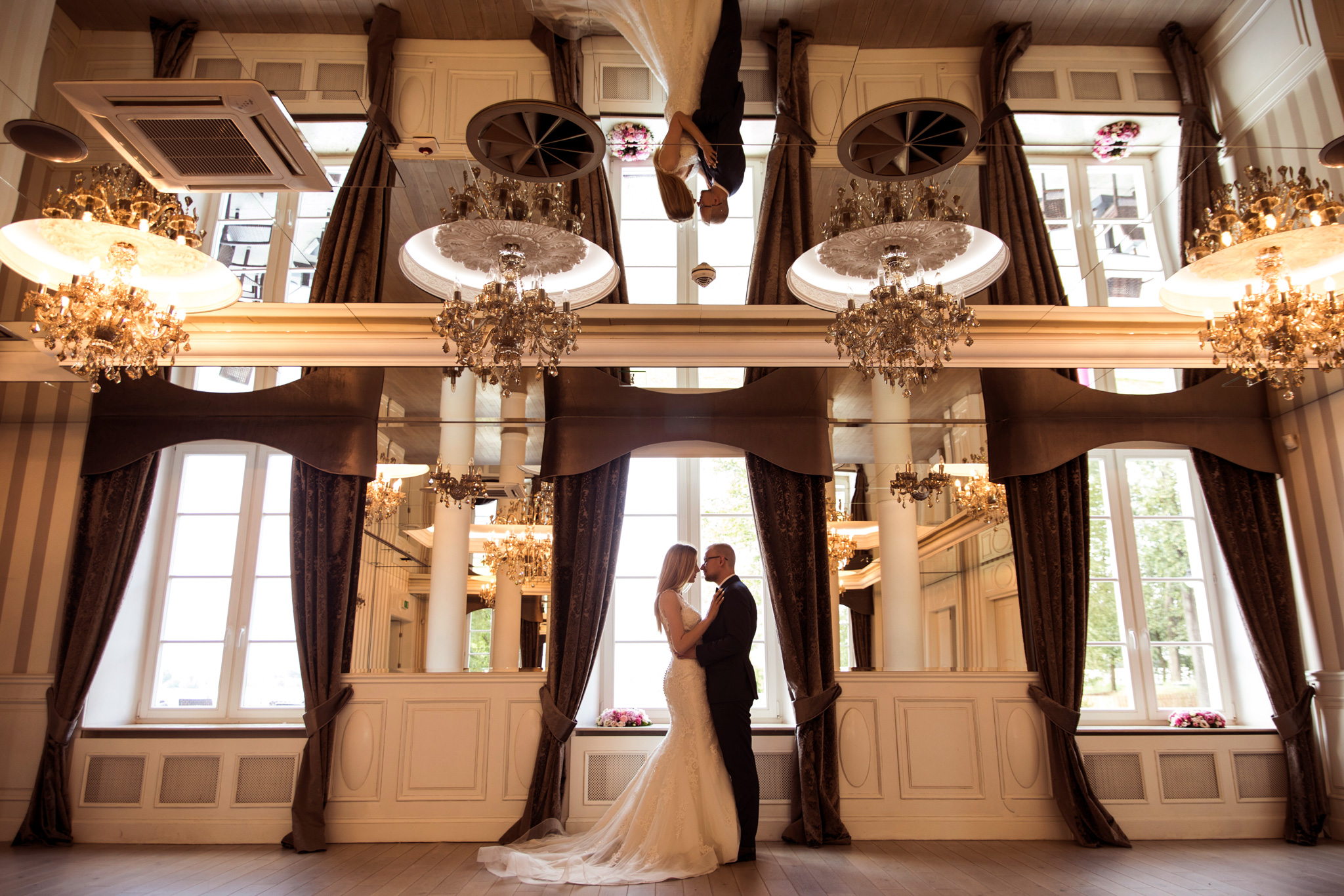 zdjęcie ślubne w sali balowej