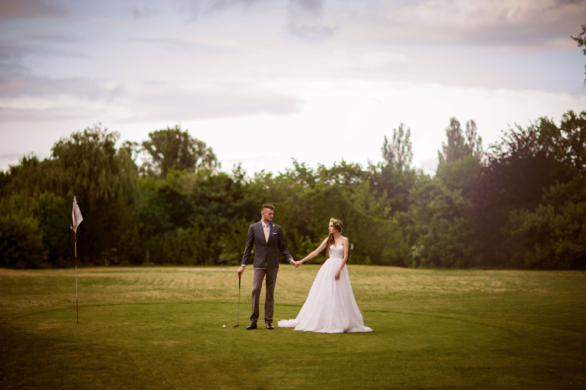Zdjęcie ślubne na polu golfowym na warszawskich polach mokotowskich